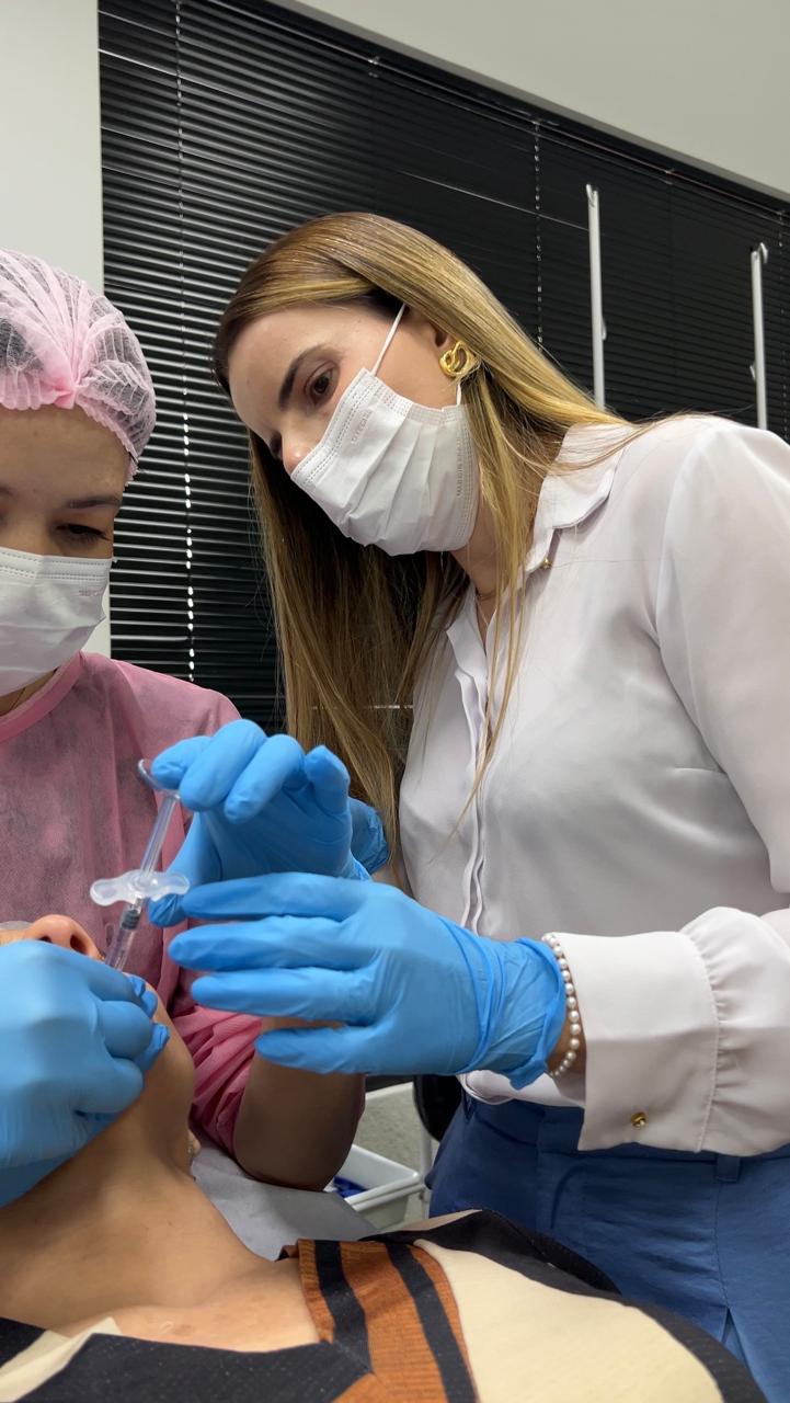 Dra. Flávia Viana ensinando em mentoria VIP